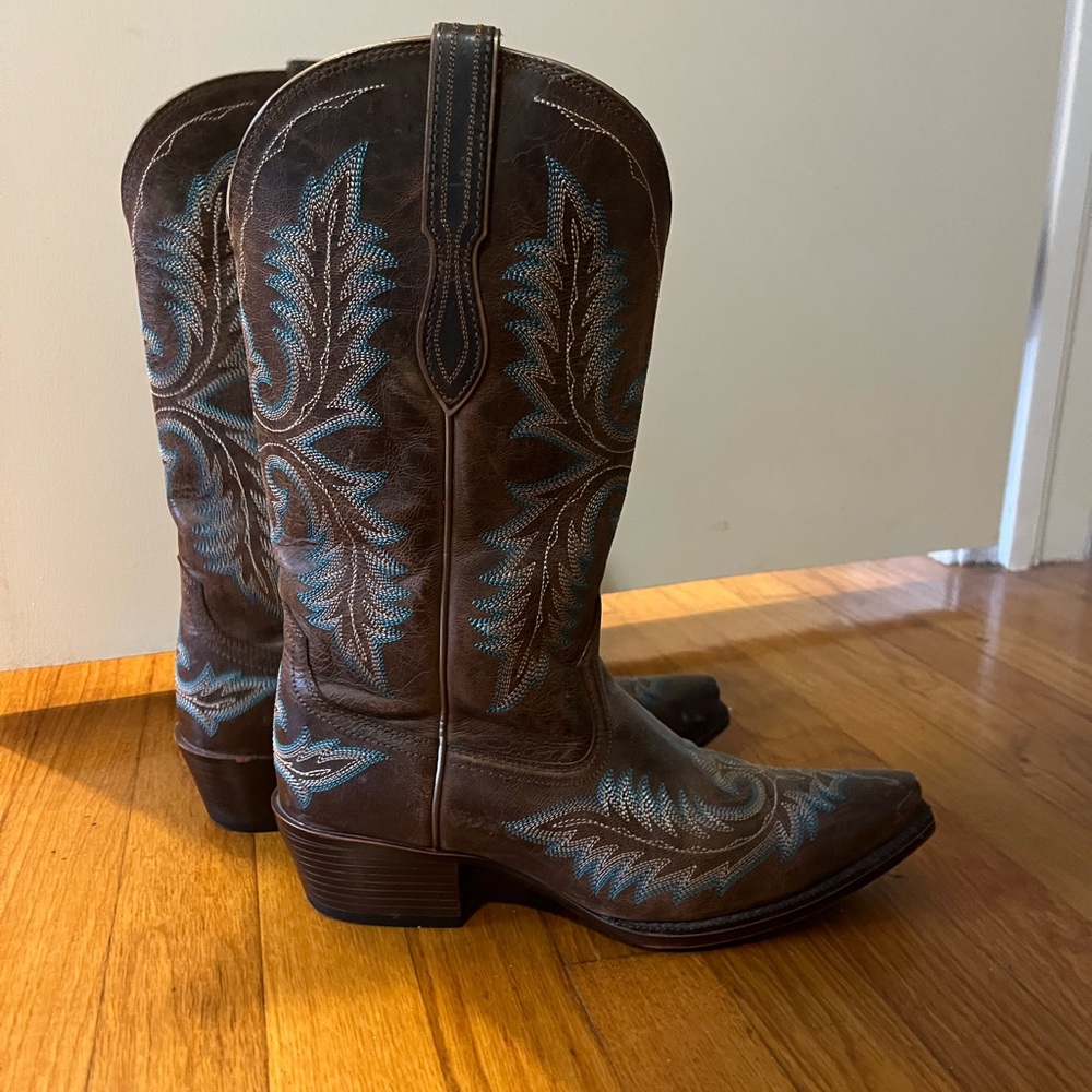 ARIAT snip toe cowgirl boot